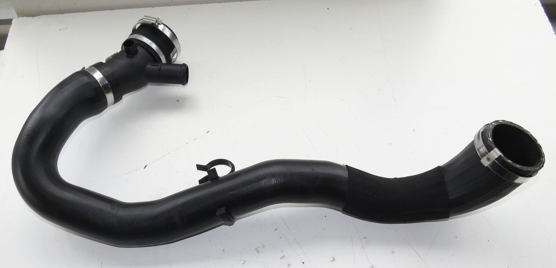 LR063273 - İ.COOLER HORTUM SOL (2.0L/EVOQUE) - Land Rover