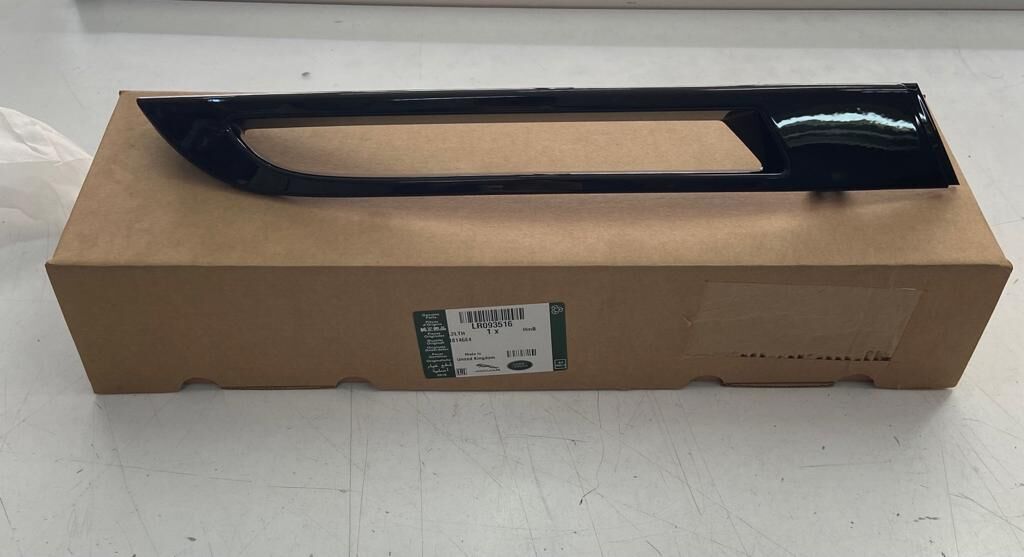 LR093516 - ÖN SİS FAR KAPAK SOL (VELAR) - Land Rover