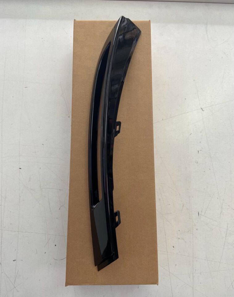 LR093516 - ÖN SİS FAR KAPAK SOL (VELAR) - Land Rover