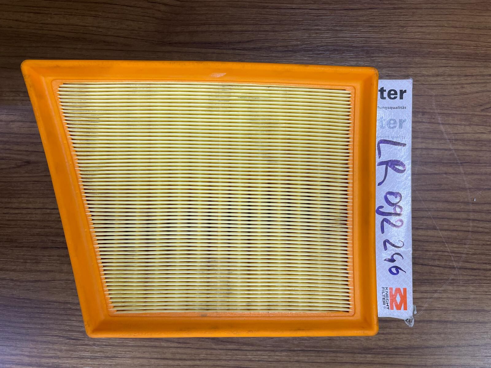 LR092246R - HAVA FİLTRESİ SAĞ (2.0L/3.0L/VELAR) - MAHLE