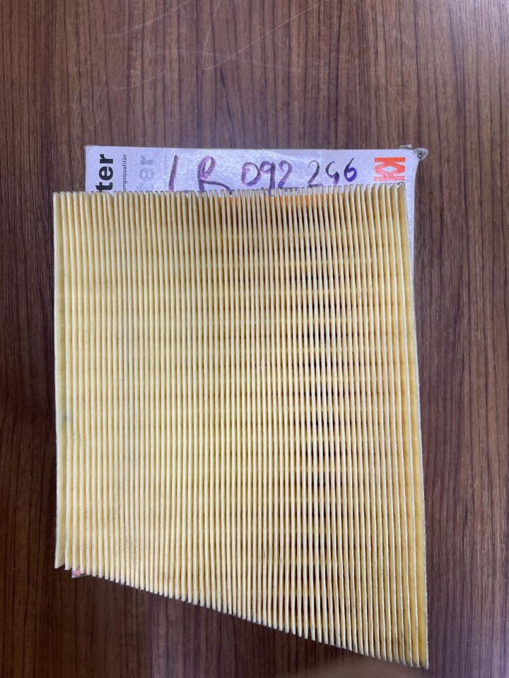 LR092246R - HAVA FİLTRESİ SAĞ (2.0L/3.0L/VELAR) - MAHLE