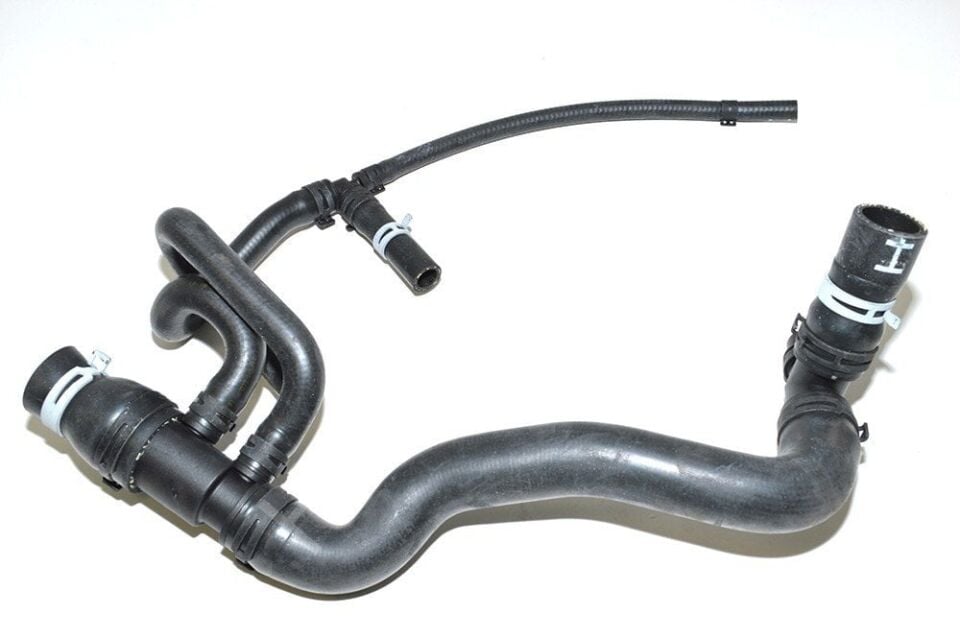 PCH001090 - RADYATÖR ALT HORTUMU (TD4) - Land Rover