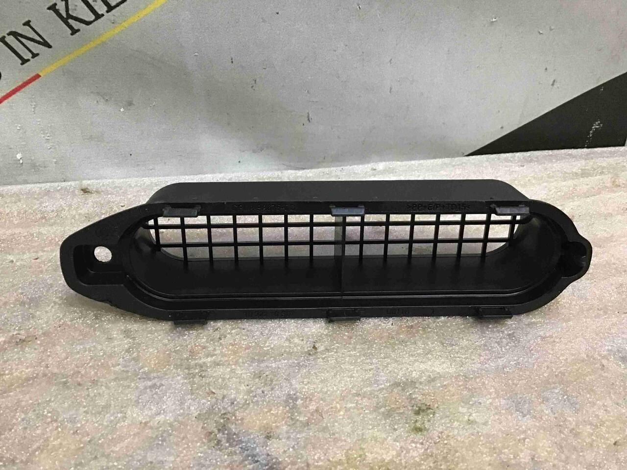 LR113348 - HAVA FİLTRE BORU IZGARA (3.0L V6) - Land Rover