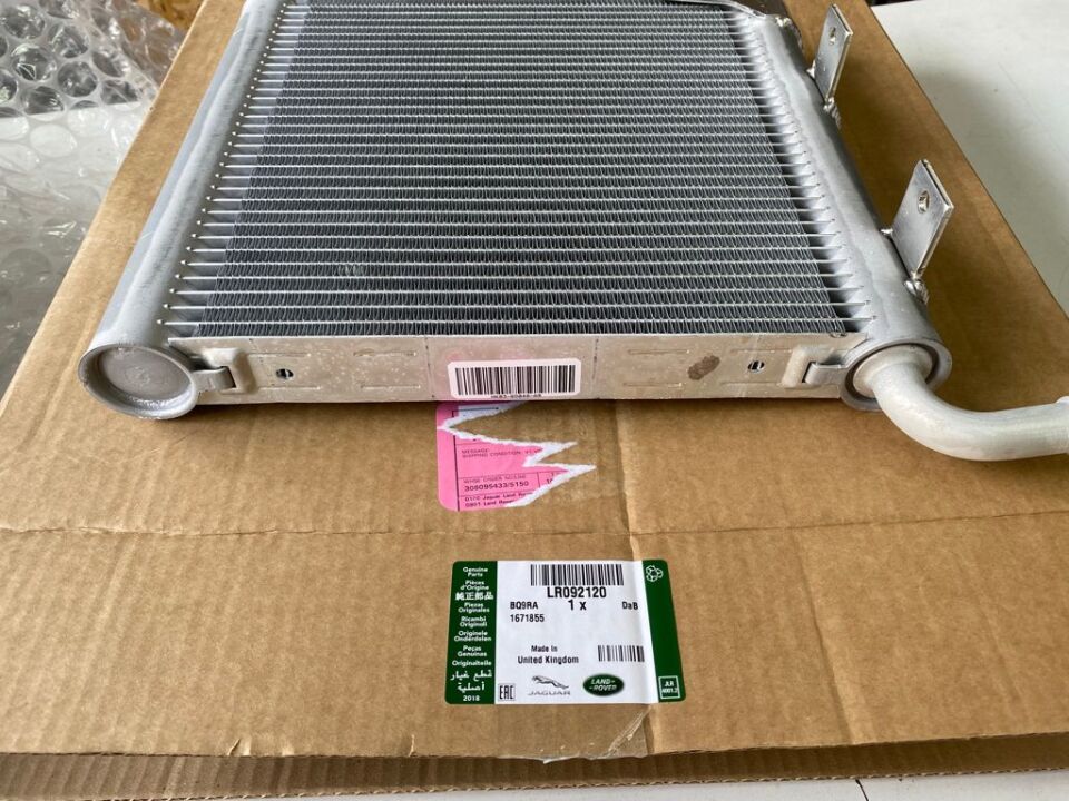 LR181758 - RADYATÖR YARDIMCI SAĞ(VELAR) - Land Rover