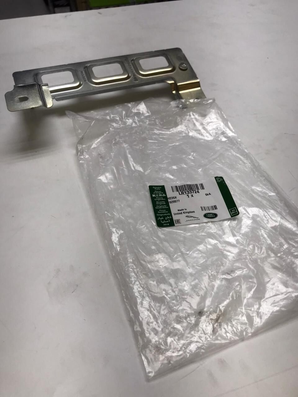 LR133724 - YAN BASAMAK BRAKETİ (NEW/DEFENDER) - Land Rover