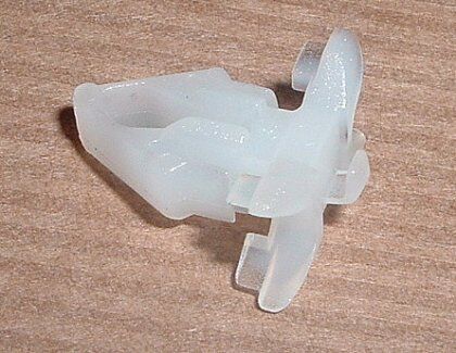 BTR4428 - ÖN CAM ALT ÇITA KLİPS (4.6) - Land Rover