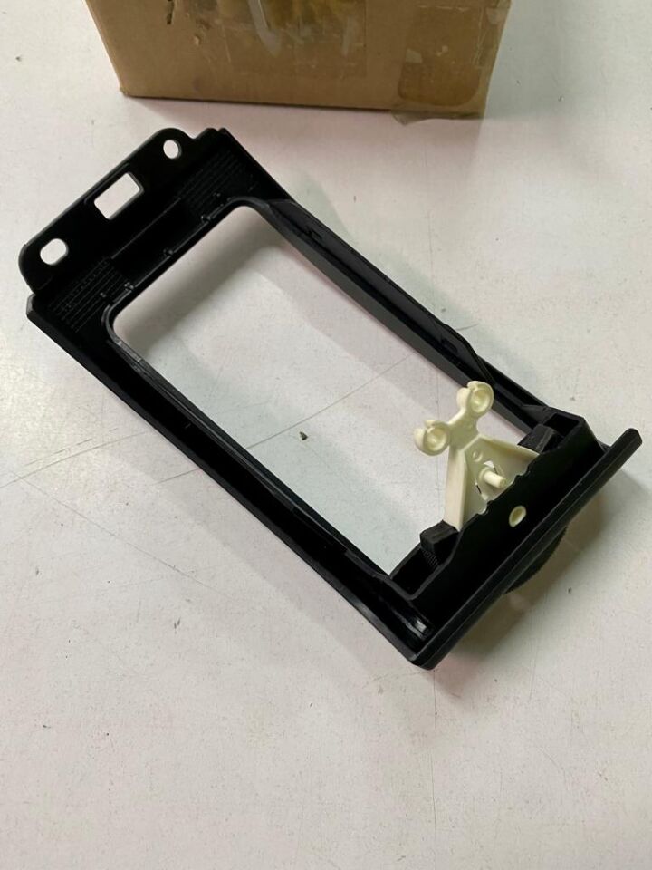 LR007192 - TORPİDO HAVA KAPAK ÇERÇEVESİ SAĞ (2.2) - Land Rover