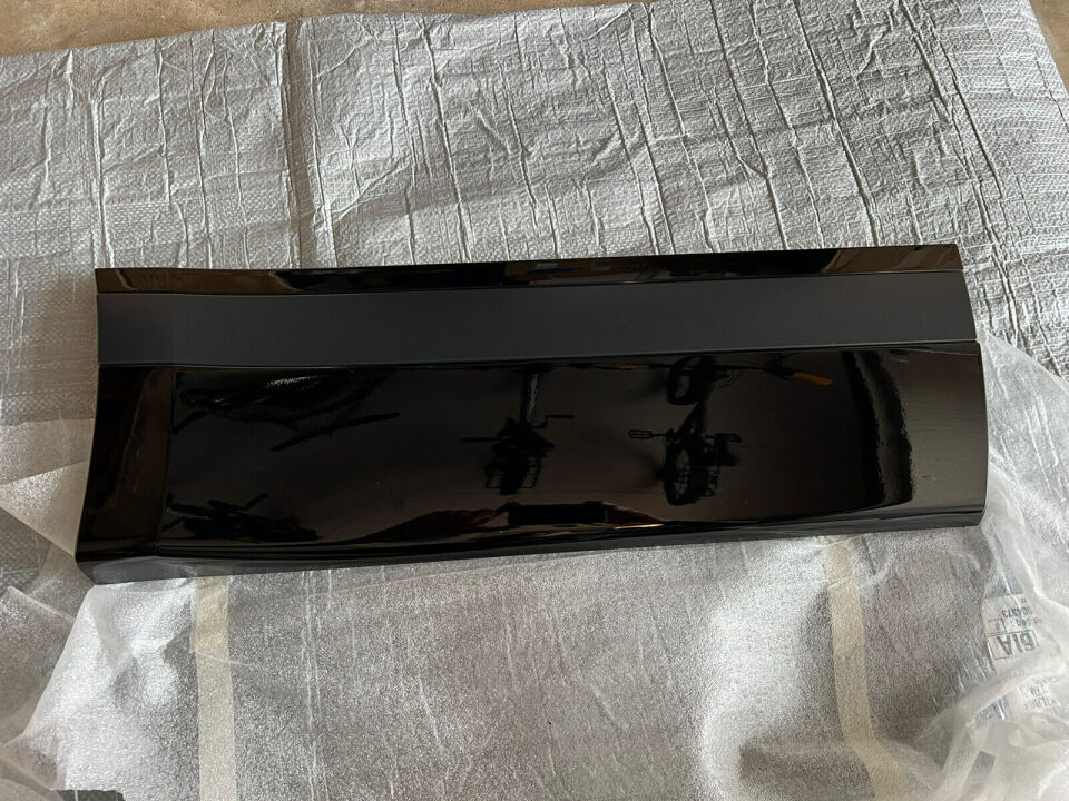 LR146635 - ARKA KAPI KAPLAMA SAĞ(VELAR) - Land Rover