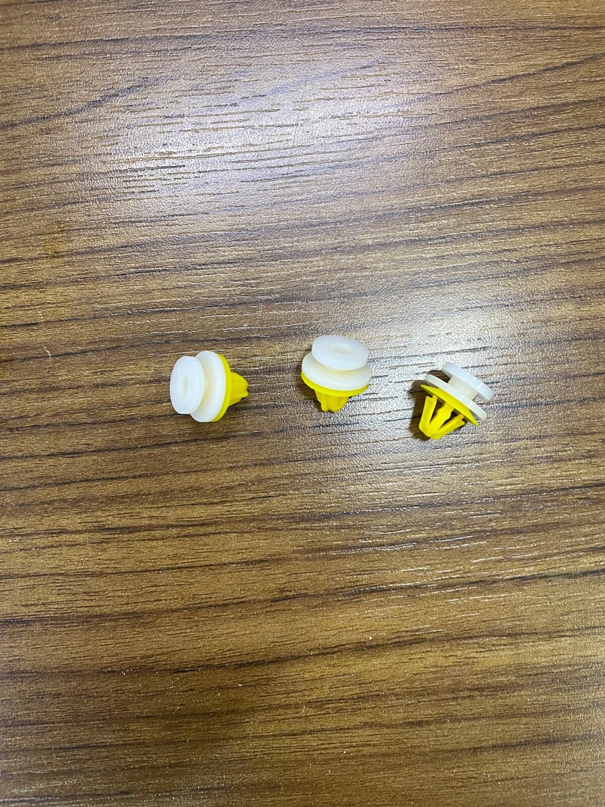 DYC101420G - ÖN KAPI ALT BAKALİT KLİPSİ (2.7/3.0) - İNG-İTHAL