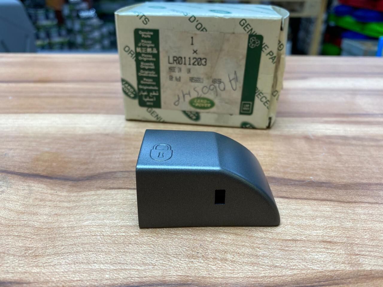 LR011203 - ÖN KAPI KOL BUTON SOL AA (3.6) - Land Rover