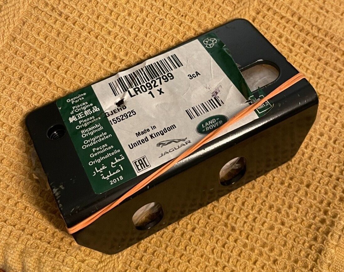 LR092799 - ÖN PANEL TUTUCU BRAKETİ SOL (VELAR) - Land Rover