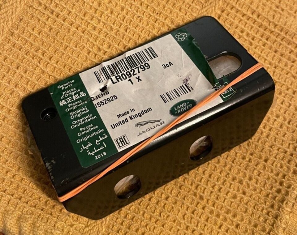 LR092799 - ÖN PANEL TUTUCU BRAKETİ SOL (VELAR) - Land Rover