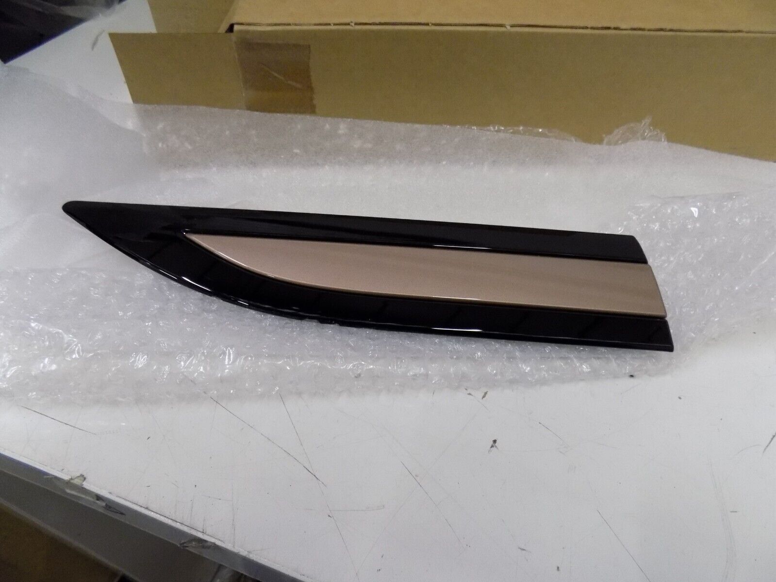 LR114459 - ÖN KAPI ÇITASI SAĞ (NEW EVOQUE 19>) - Land Rover