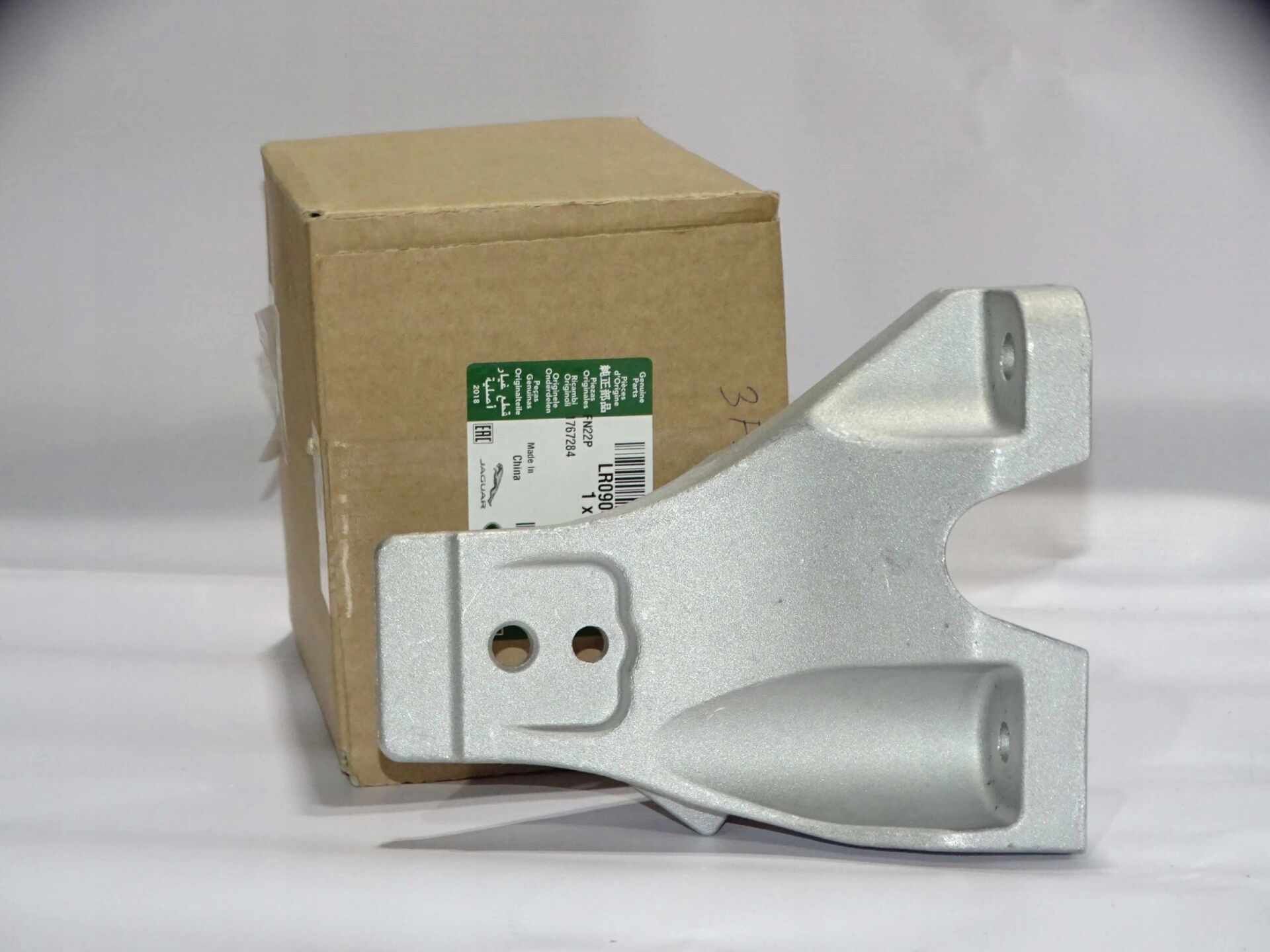 LR090479 - MOTOR TAKOZ BRAKETİ SOL (VELAR) - Land Rover