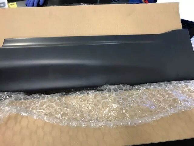 LR125987 - ÖN KAPI ALT BAKALİT SAĞ (3.0L V6) - Land Rover