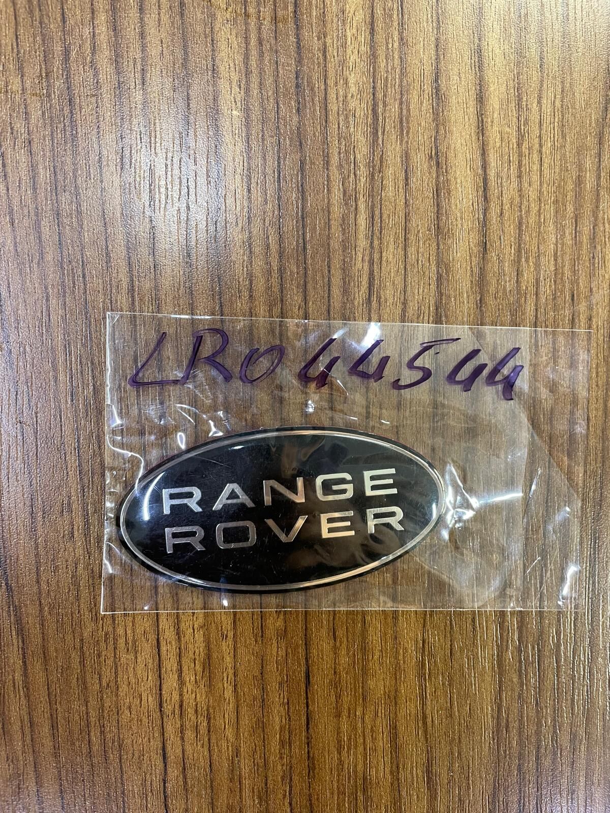 LR044544G - ÖN PANJUR LOGOSU SİYAH RR (EVOQUE) - İNG-İTHAL