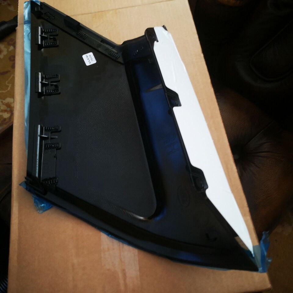 LR048703 - ARKA KÖŞE KAPLAMA SAĞ (EVOQUE) - Land Rover