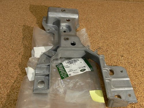 LR143160 - ÖN TAMPON BAĞLANTI SACI SAĞ (VELAR) - Land Rover