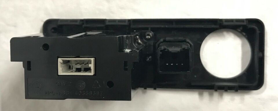 LR025882 - USB/IPOD GİRİŞ MODÜLÜ(EVOQUE) - Land Rover