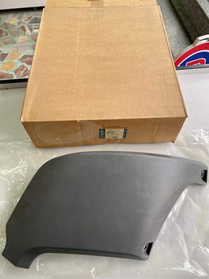 LR026329 - ARKA ÇEKİ DEMİR KAPAK SAĞ (EVOQUE) - Land Rover