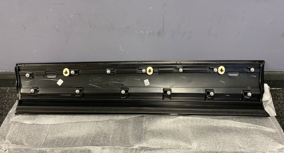 LR164824 - ÖN KAPI BAKALİTİ SAĞ (NEW EVOQUE/2020) - Land Rover