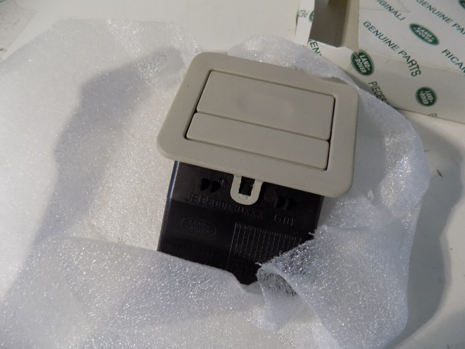 LR028393 - HAVALANDIRMA KAPAK (3.0/SPORT) - Land Rover