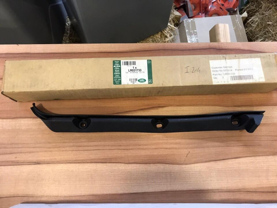 LR031733 - ARKA TAMPON BRAKET SAĞ (3.0/4.4/VOGUE) - Land Rover