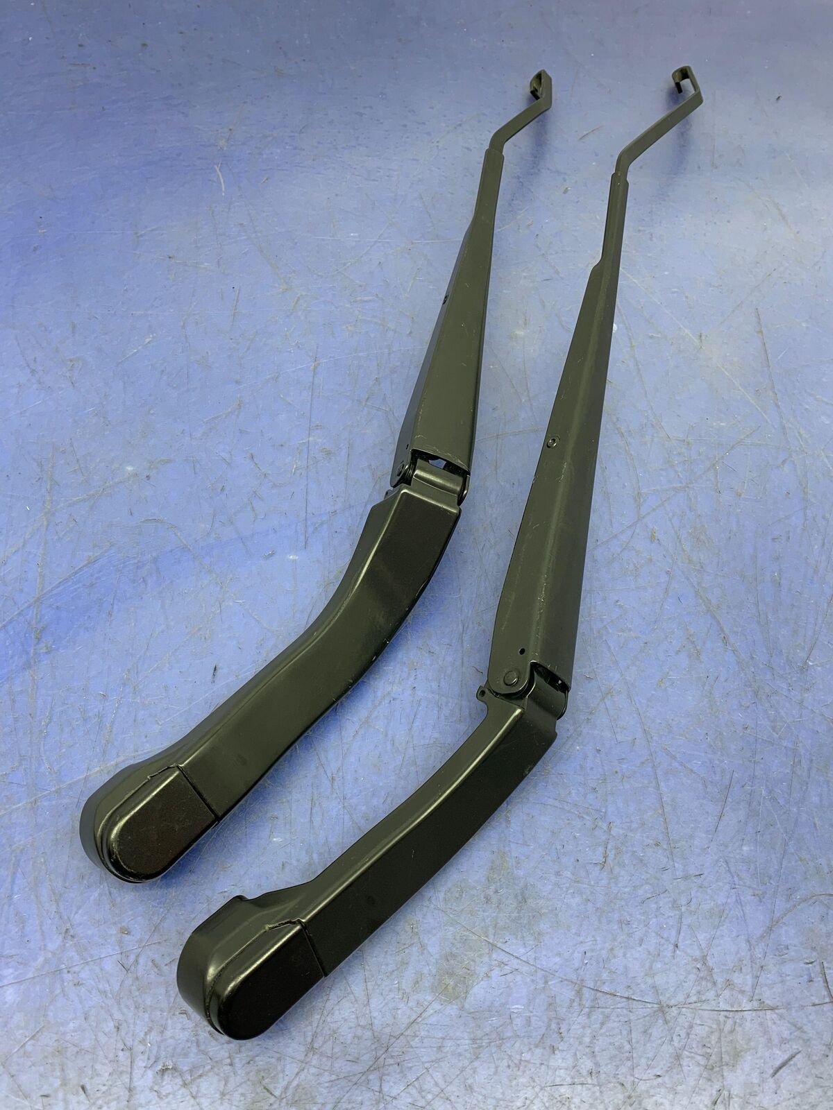 LR064425 - ÖN SİLECEK KOLU SOL (DİSCOVERY SPORT) - Land Rover