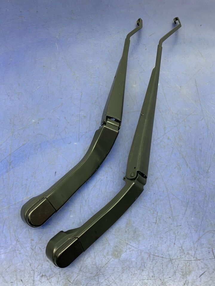 LR064425 - ÖN SİLECEK KOLU SOL (DİSCOVERY SPORT) - Land Rover