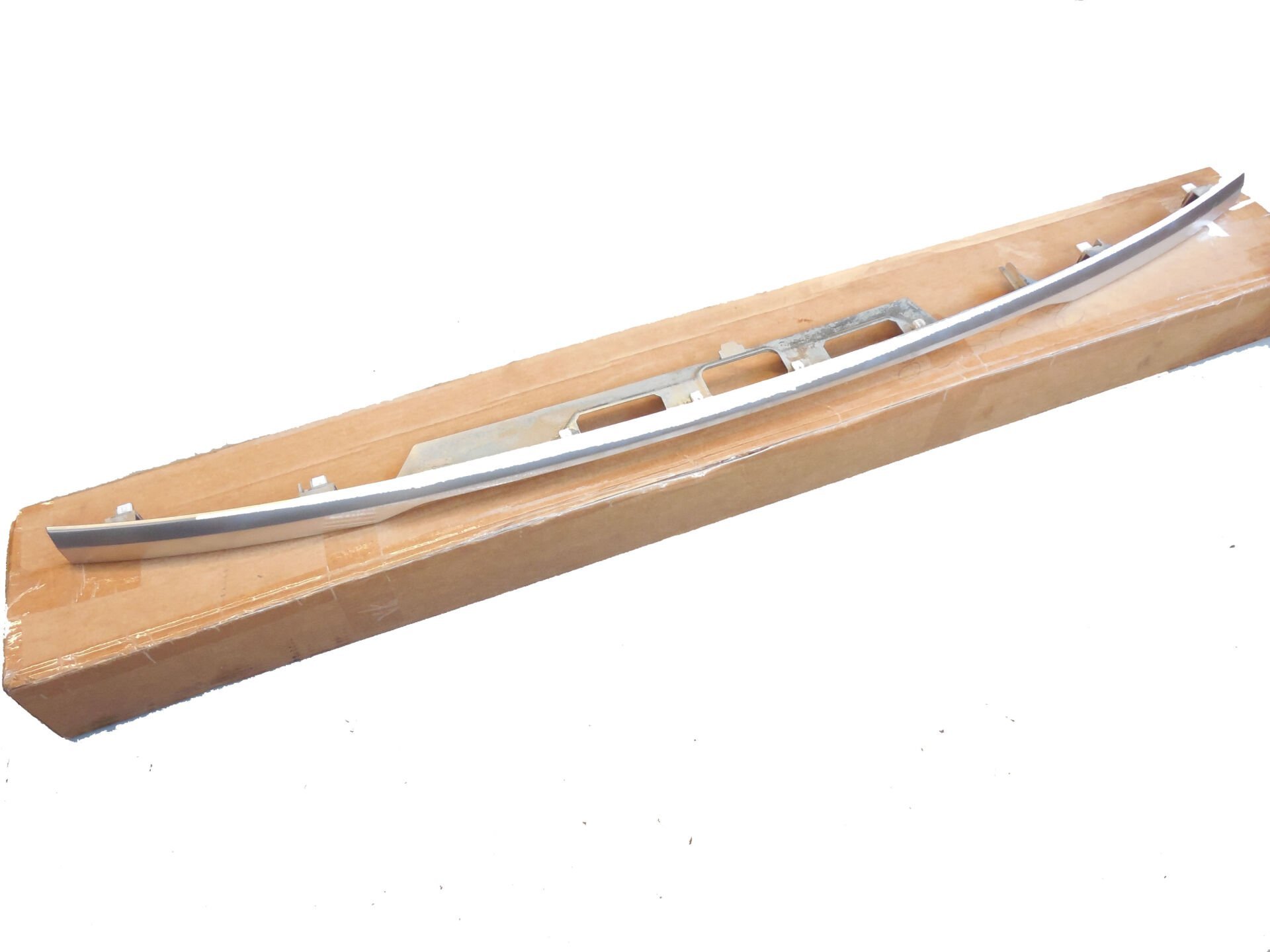 LR045167 - ARKA BAGAJ ÇITA/CHROME (3.0L V6) - Land Rover