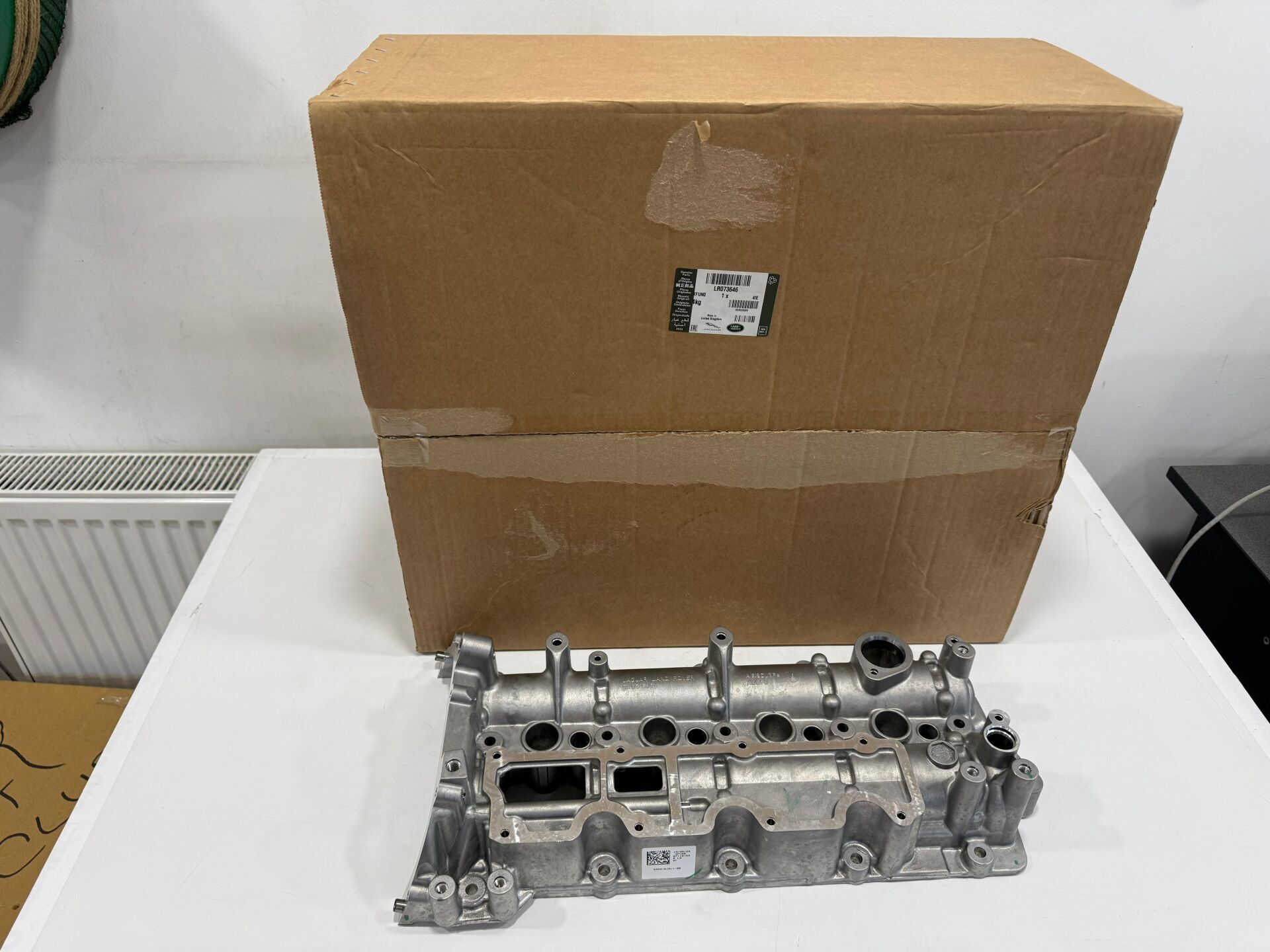 LR073646 - EGZANTRİK KAPAĞI 2.0L DZL. (DİSC.SPORT/EVOQUE/VELAR) - Land Rover