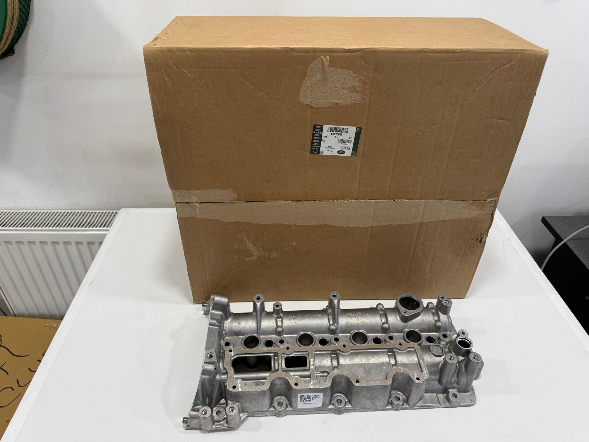 LR073646 - EGZANTRİK KAPAĞI 2.0L DZL. (DİSC.SPORT/EVOQUE/VELAR) - Land Rover