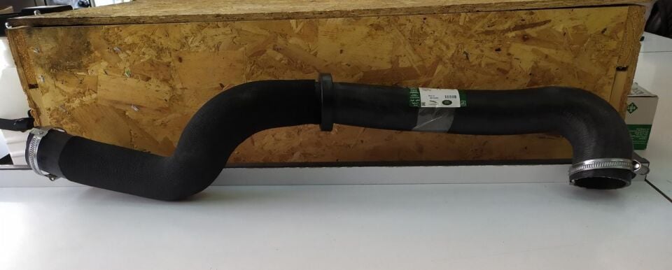 LR060674 - İNTERCOOLER HORTUMU ALT SOL (3.0L V6) - Land Rover