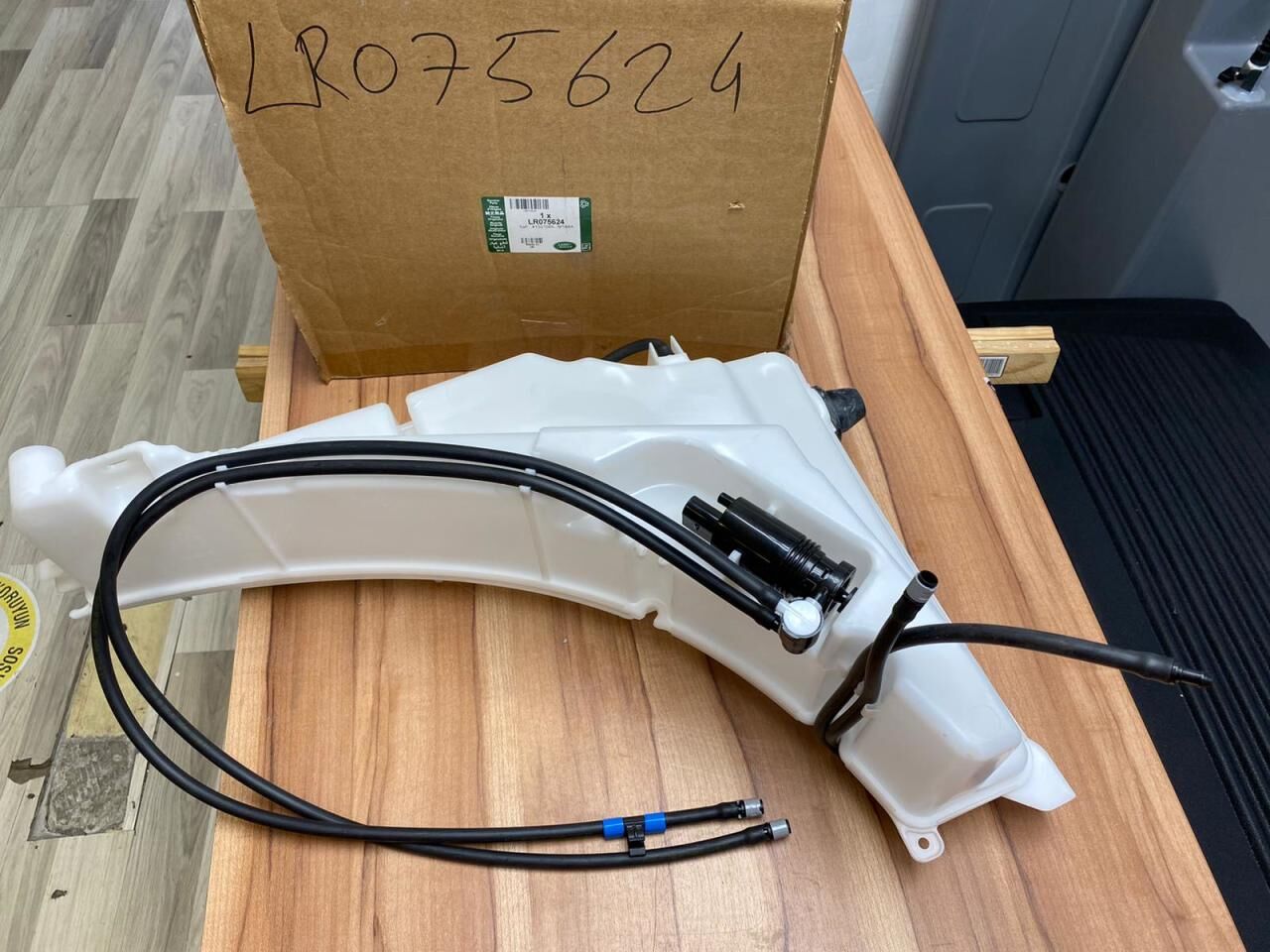 LR075624 - SİLECEK SU DEPOSU (3.0L V6) - Land Rover