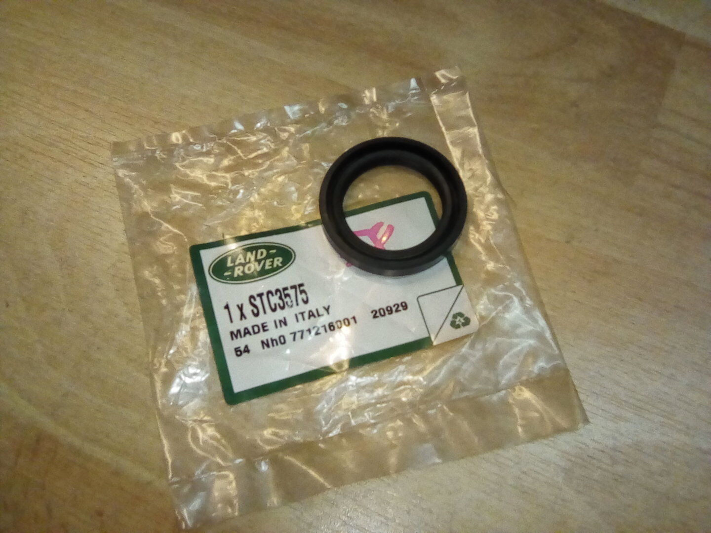 STC3575 - DİREKSİYON KUTU KEÇESİ (4.6/P38) - Land Rover