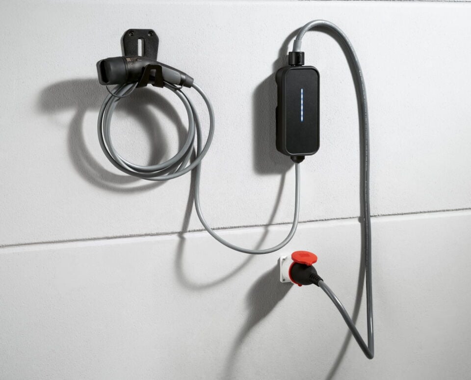 61445A92D00 - HIZLI ŞARJ KABLOSU |FLEXIBLE FAST CHARGER & UNIVERSAL ADAPTOR CABLE - BMW Group