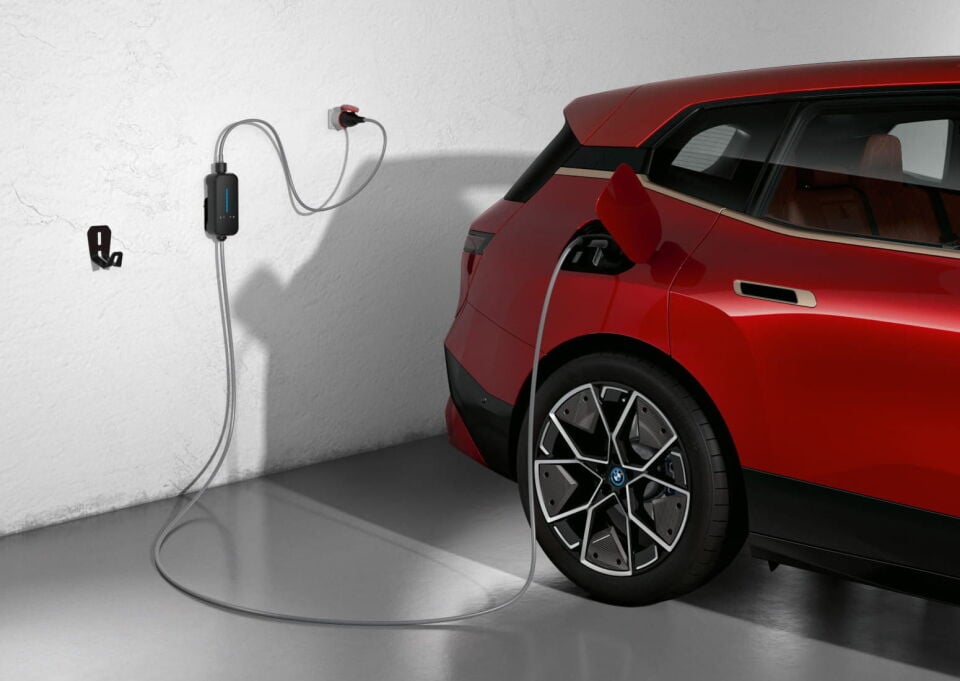 61445A92D00 - HIZLI ŞARJ KABLOSU |FLEXIBLE FAST CHARGER & UNIVERSAL ADAPTOR CABLE - BMW Group