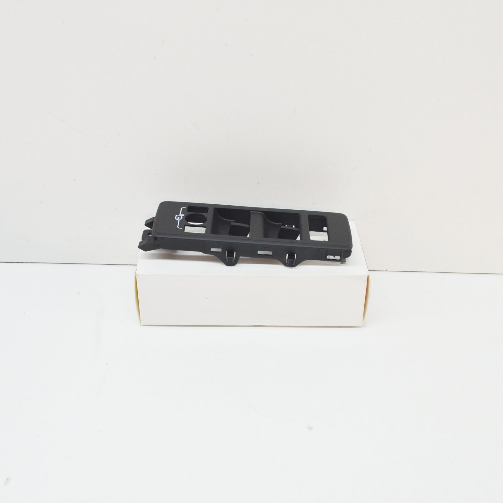 LR045391 - CAM DÜĞME PANELİ KAPAĞI SOL 3.0L V6 (SPORT) - Land Rover
