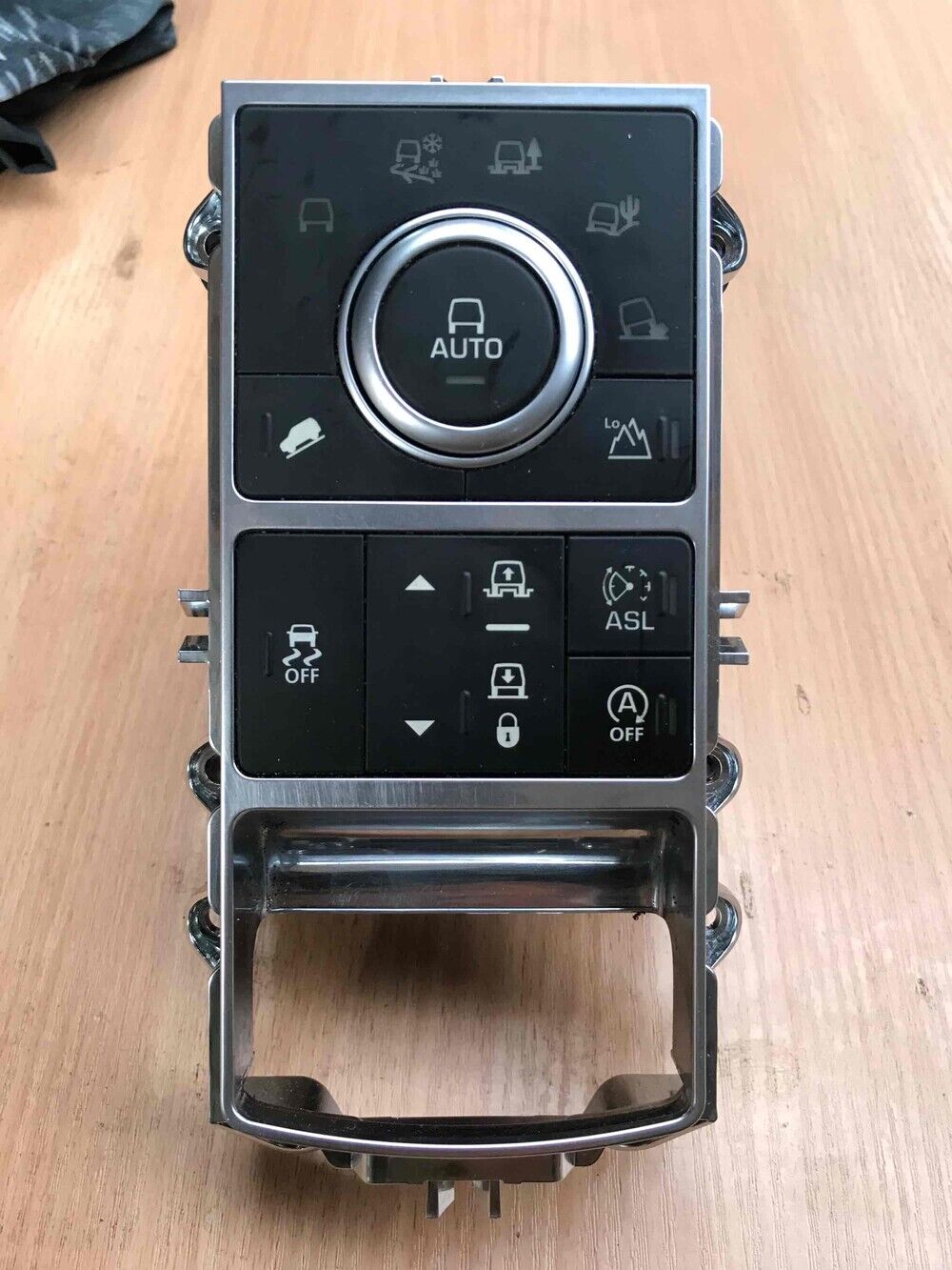 LR080242 - VİTES PANELİ(VOGUE-2015) - Land Rover