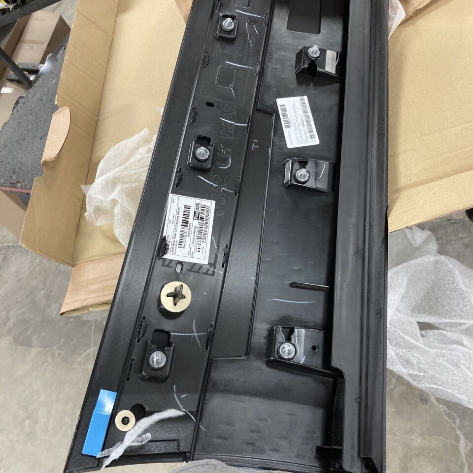 LR146637 - ARKA KAPI KAPLAMA SOL(VELAR) - Land Rover