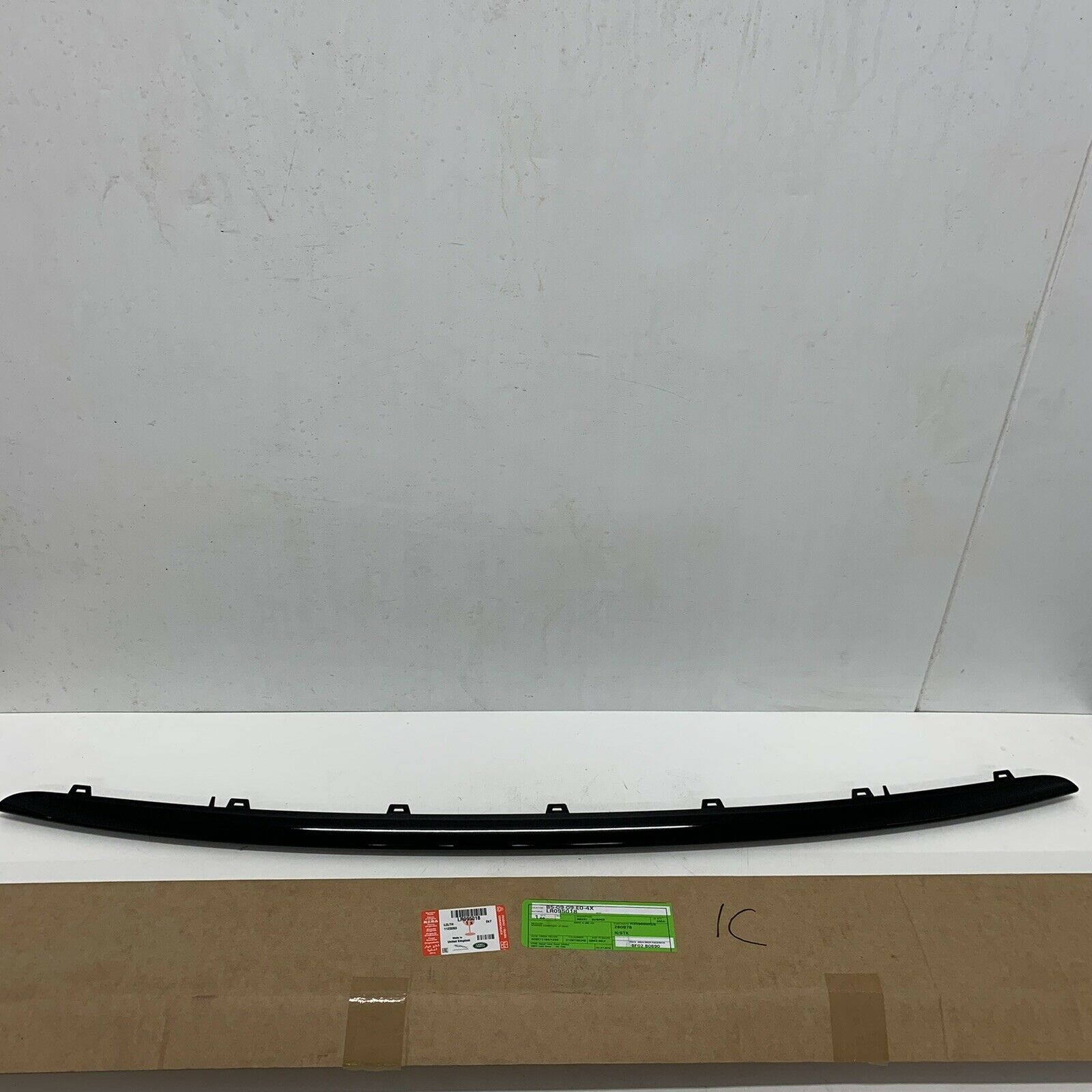 LR095018 - ÖN TAMPON ALT ÇITA(VELAR) - Land Rover