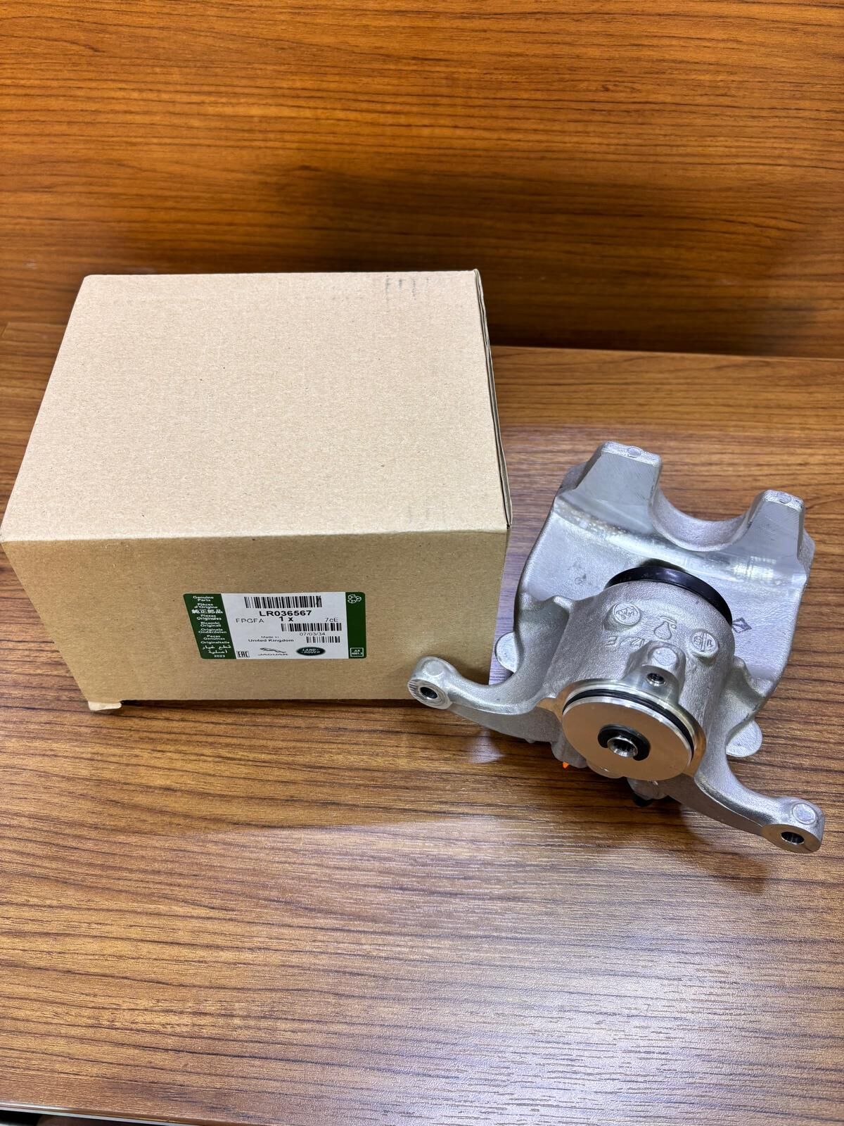 LR036567 - ARKA FREN KALİPER SAĞ (3.0L/RRS/VOGUE) - Land Rover