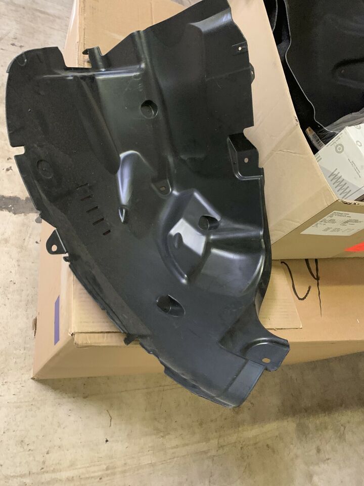 LR088356 - ÖN ÇAMURLUK DAVLUMBAZI ÖN SAĞ GG(EVOQUE) - Land Rover