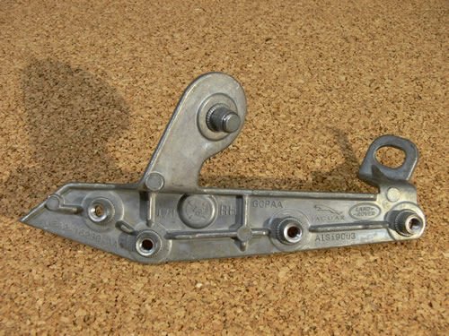 LR091700 - ÖN ÇAMURLUK BRAKETİ SAĞ (VELAR) - Land Rover