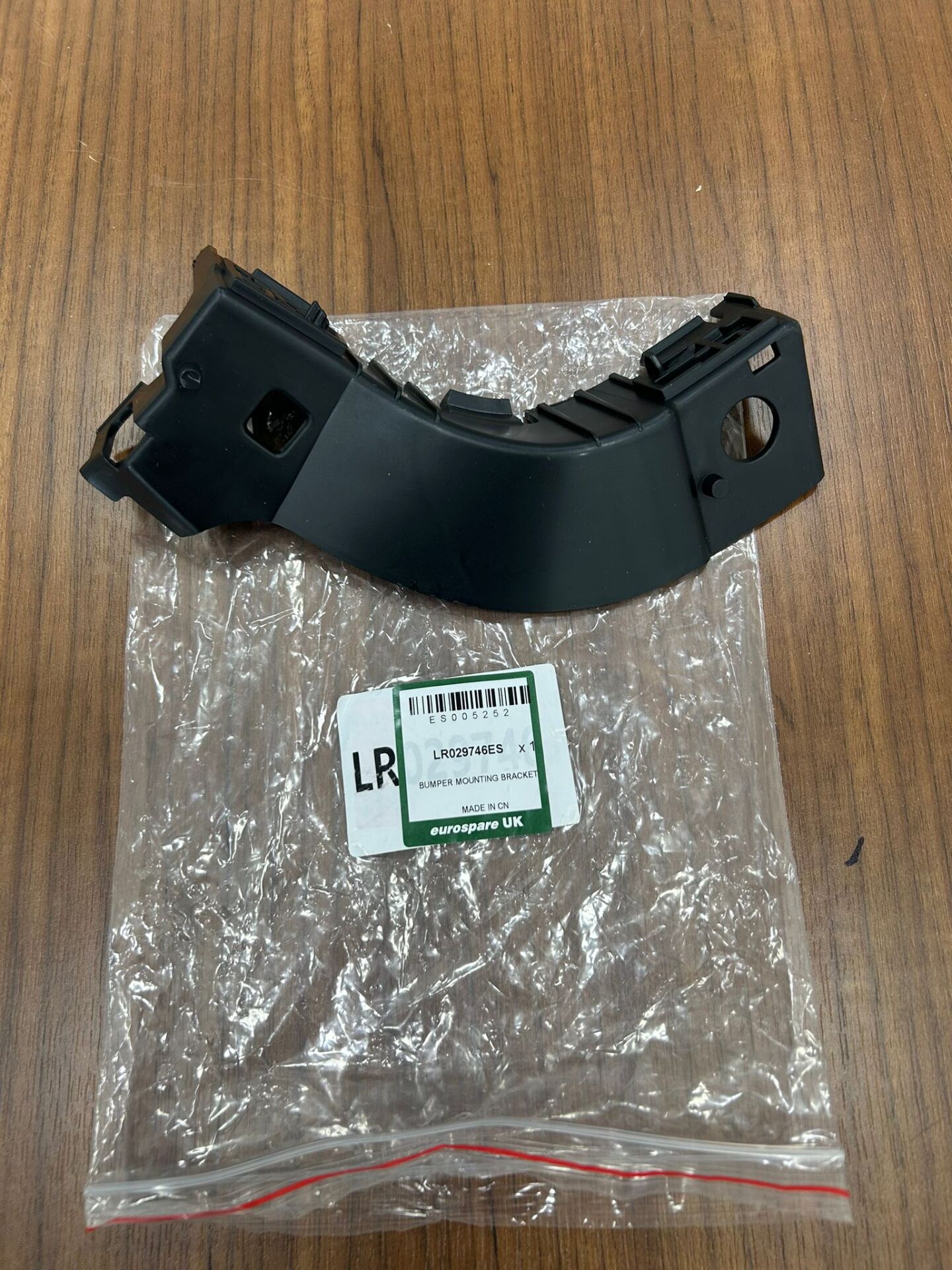 LR029746G - ÖN TAMPON BRAKETİ SOL (2.2) - Eurospare