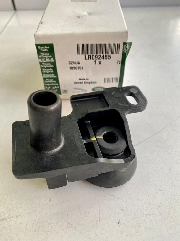 LR128753 - RADYATÖR ÜST BRAKET SAĞ (3.0V6D/VELAR) - Land Rover