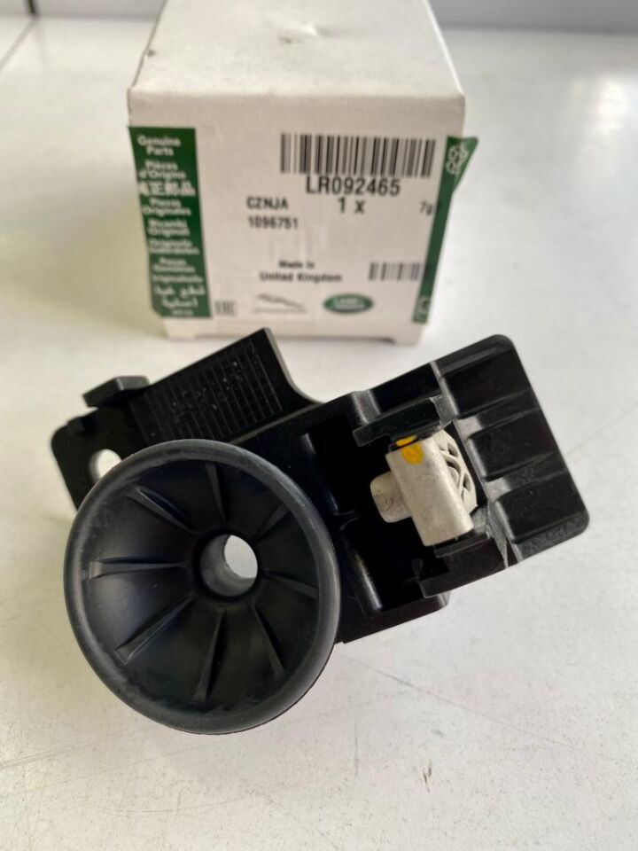 LR128753 - RADYATÖR ÜST BRAKET SAĞ (3.0V6D/VELAR) - Land Rover