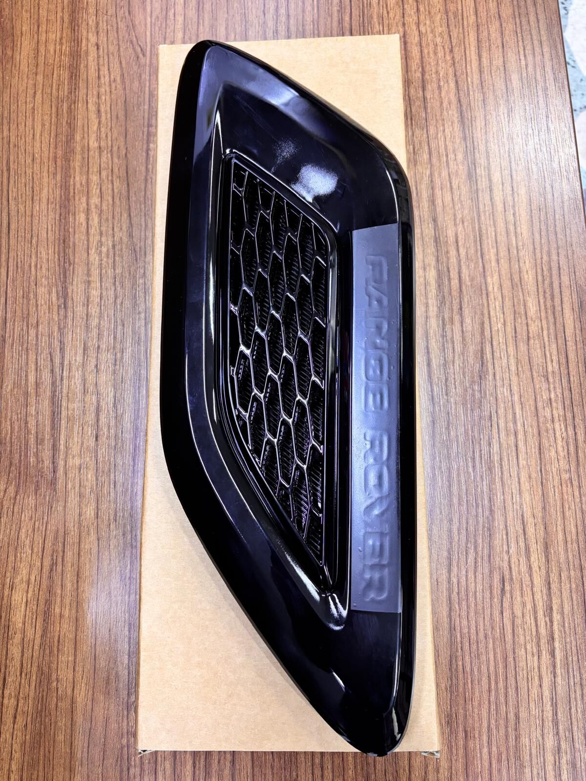 LR061952 - ÖN KAPUT IZGARASI SOL (2020 SPORT) - İNG-İTHAL