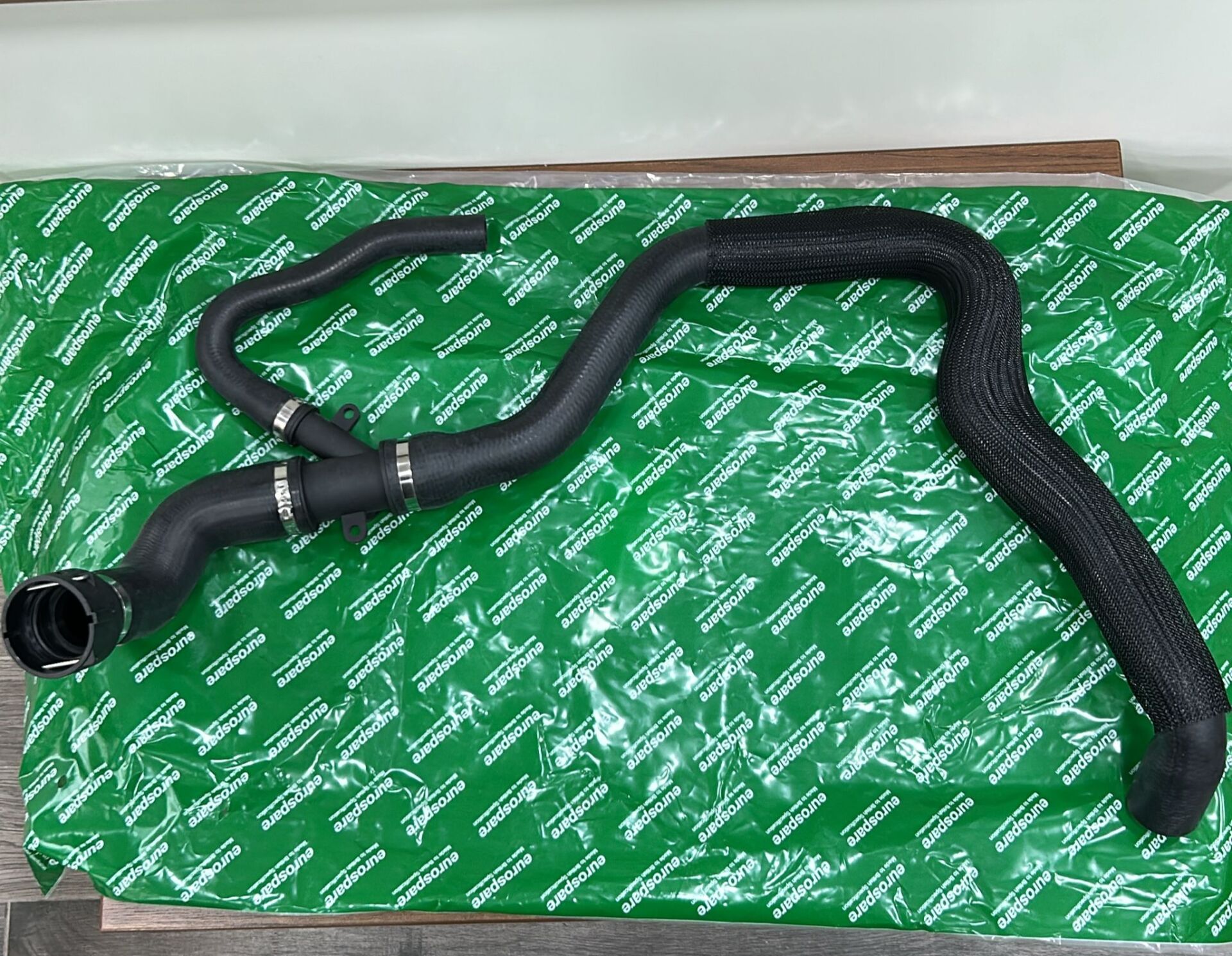 LR094510G - RADYATÖR ALT HORTUMU 2,0 BNZ.(EVOQUE) - Eurospare