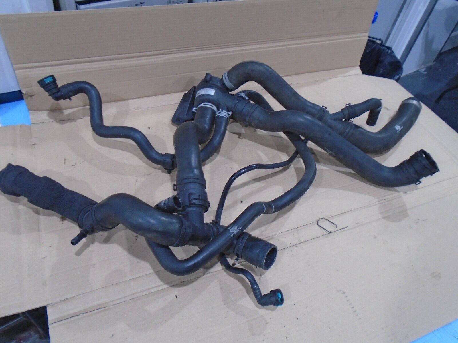 LR082871 - TERMOSTAT HORTUMU KOMPLE 3.0L V6(SPORT) - Land Rover